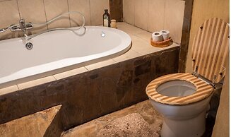 Rhino Watch safari Lodge