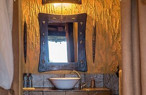 Rhino Watch safari Lodge