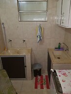 Flat na Praia de Itapuã no Térreo com AR-Condicionado - SEM TAXAS