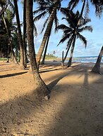 Flat na Praia de Itapuã no Térreo com AR-Condicionado - SEM TAXAS