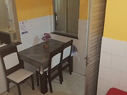 Flat na Praia de Itapuã no Térreo com AR-Condicionado - SEM TAXAS