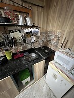 Flat na Praia de Itapuã no Térreo com AR-Condicionado - SEM TAXAS