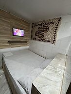 Flat na Praia de Itapuã no Térreo com AR-Condicionado - SEM TAXAS