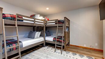 Main Street Lookout 3 Bedroom Townhouse by RedAwning