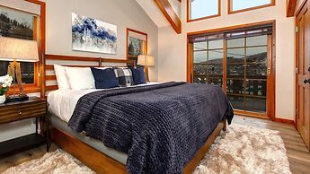 Main Street Lookout 3 Bedroom Townhouse by RedAwning