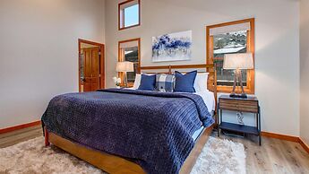 Main Street Lookout 3 Bedroom Townhouse by RedAwning