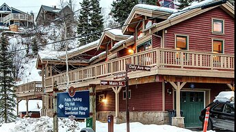 Main Street Lookout 3 Bedroom Townhouse by RedAwning