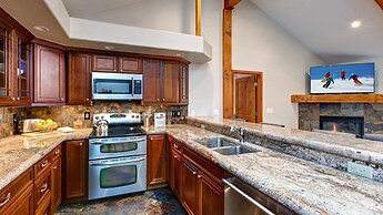 Main Street Lookout 3 Bedroom Townhouse by RedAwning