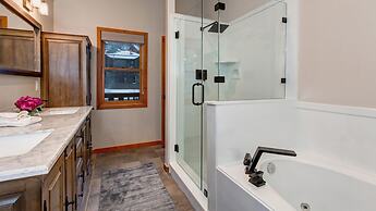 Main Street Lookout 3 Bedroom Townhouse by RedAwning