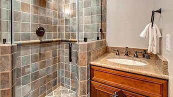 Main Street Lookout 3 Bedroom Townhouse by RedAwning