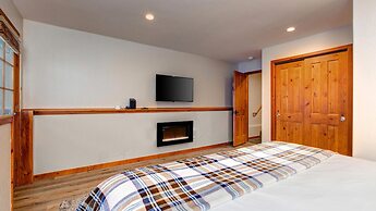 Main Street Lookout 3 Bedroom Townhouse by RedAwning