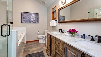 Main Street Lookout 3 Bedroom Townhouse by RedAwning