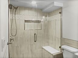 Main Street Lookout 3 Bedroom Townhouse by RedAwning