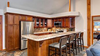 Main Street Lookout 3 Bedroom Townhouse by RedAwning