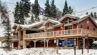 Main Street Lookout 3 Bedroom Townhouse by RedAwning