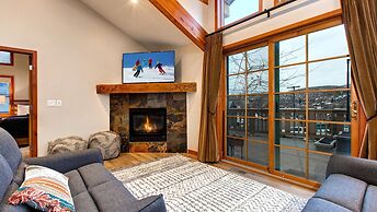 Main Street Lookout 3 Bedroom Townhouse by RedAwning