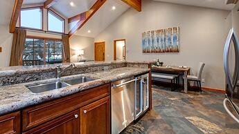 Main Street Lookout 3 Bedroom Townhouse by RedAwning