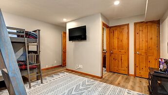 Main Street Lookout 3 Bedroom Townhouse by RedAwning