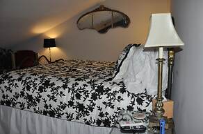 The Richard Johnston Inn & 1890 Caroline House