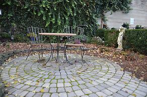 The Richard Johnston Inn & 1890 Caroline House