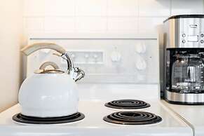 Corner Suite - Yonge & Bloor