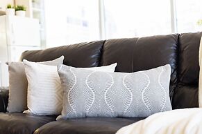 Corner Suite - Yonge & Bloor