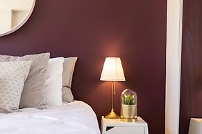 Corner Suite - Yonge & Bloor