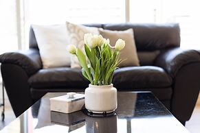 Corner Suite - Yonge & Bloor