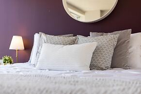 Corner Suite - Yonge & Bloor