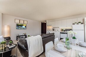 Corner Suite - Yonge & Bloor