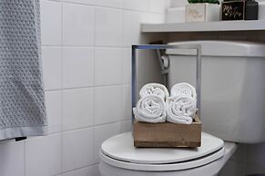 Corner Suite - Yonge & Bloor