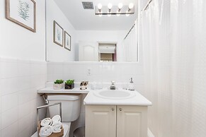 Corner Suite - Yonge & Bloor