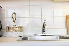 Corner Suite - Yonge & Bloor