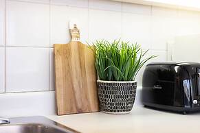 Corner Suite - Yonge & Bloor