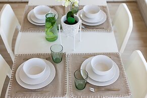 Corner Suite - Yonge & Bloor