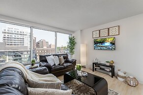 Corner Suite - Yonge & Bloor