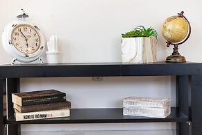 Corner Suite - Yonge & Bloor