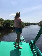 Houseboat Bee Kelotok