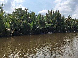Houseboat Bee Kelotok
