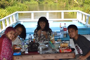 Houseboat Bee Kelotok