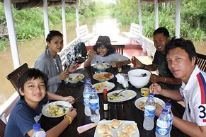 Houseboat Bee Kelotok