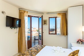 Polyxenia Suites