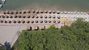 Green Pine Beach & Bungalows