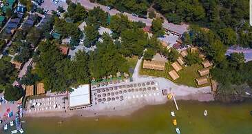 Green Pine Beach & Bungalows