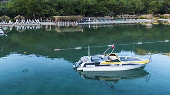 Green Pine Beach & Bungalows