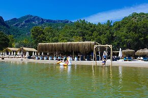 Green Pine Beach & Bungalows