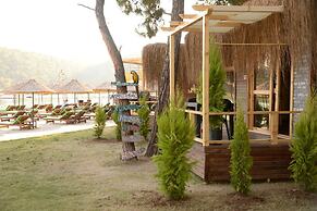 Green Pine Beach & Bungalows