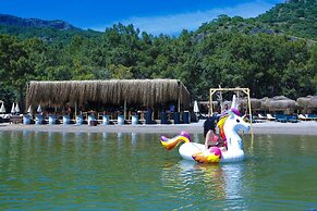 Green Pine Beach & Bungalows