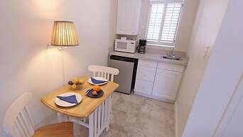 Beachouse Inn & Suites