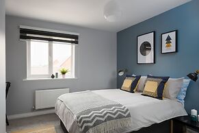 Deco Spacious Townhouse